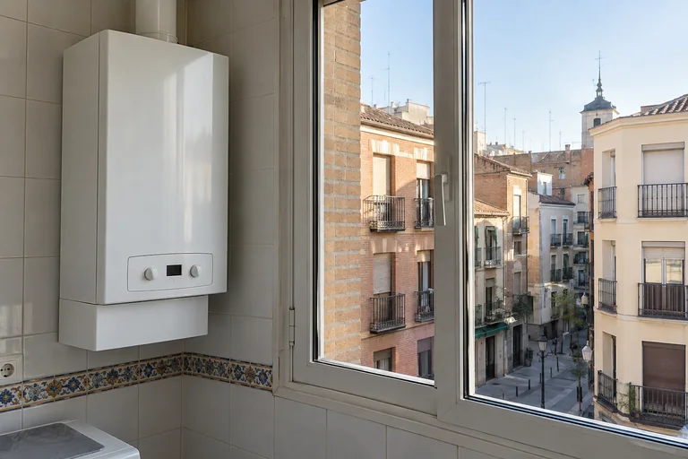 Escena generada de una caldera instalada junto a un entorno urbano inspirado en Getafe | Repuestos Calderas