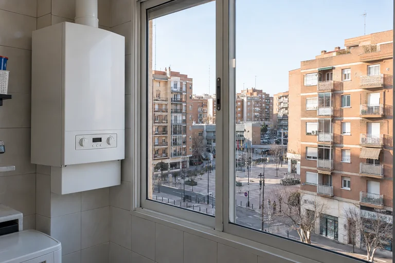 Escena generada de una caldera instalada junto a un entorno urbano inspirado en Móstoles | Repuestos Calderas