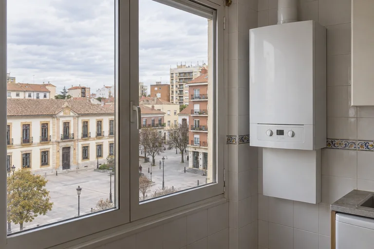 Escena generada de una caldera instalada junto a un entorno urbano inspirado en San Fernando de Henares | Repuestos Calderas